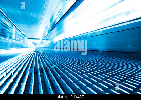 Unscharfen Hintergrund bewegen futuristische Rolltreppe Stockfoto