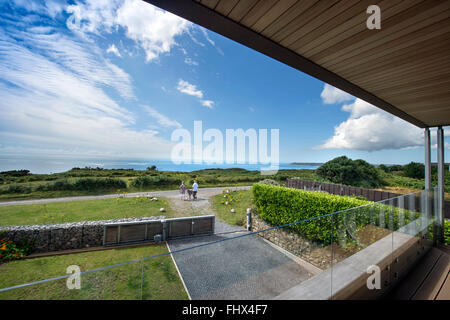 Anzeigen von einem zeitgenössischen Küsten nach Hause in der Nähe von Southgate in Richtung Oxwich Bay auf der Gower, Wales UK Stockfoto