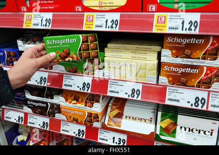 Regale mit einer Vielzahl von Schogetten Schokolade Bars in einem Supermarkt Kaufland. Stockfoto
