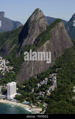 Vista Aérea da Favela Vidigal com Destaque Para o Morro Dois Irmãos e Praia Do Vidigal Stockfoto