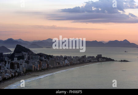 Vista de Cima da Praia de Ipanema e Leblon Ao amanhecer Stockfoto