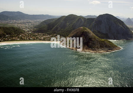 Vista Aérea da Praia de Itacoatiara com Parque Estadual da Serra da Tiririca keine Entorno Stockfoto