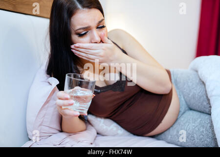 Schwangere Frau mit Übelkeit und krank fühlen Stockfoto