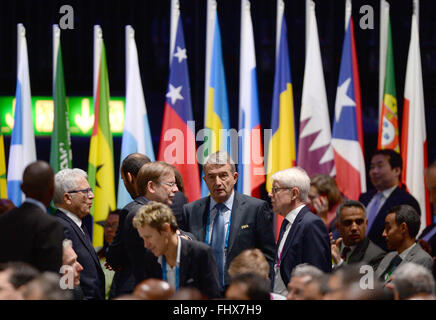 Zürich, Schweiz. 26. Februar 2016. Wolfgang Niersbach (C), ehemaliger Präsident des deutschen Fußball-Bund DFB, Reinhard Rauball (C, R) und Rainer Koch (C, R), beide amtierenden DFB-Präsidenten besuchen die außergewöhnliche FIFA-Kongress 2016 im Hallenstadion in Zürich, Schweiz, 26. Februar 2016. Außergewöhnliche FIFA-Kongress findet statt, um die Vorschläge zur Änderung der FIFA-Statuten abstimmen und wählen die neue FIFA-Präsident. Foto: Patrick Seeger/Dpa/Alamy Live News Stockfoto