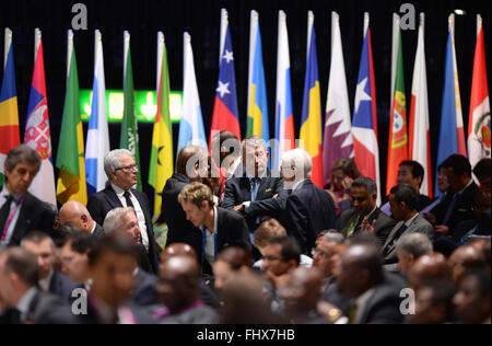 Zürich, Schweiz. 26. Februar 2016. Wolfgang Niersbach (C), ehemaliger Präsident des deutschen Fußball-Bund DFB, Reinhard Rauball (C, R) und Rainer Koch (K, L), beide amtierenden DFB-Präsidenten besuchen die außergewöhnliche FIFA-Kongress 2016 im Hallenstadion in Zürich, Schweiz, 26. Februar 2016. Außergewöhnliche FIFA-Kongress findet statt, um die Vorschläge zur Änderung der FIFA-Statuten abstimmen und wählen die neue FIFA-Präsident. Foto: Patrick Seeger/Dpa/Alamy Live News Stockfoto