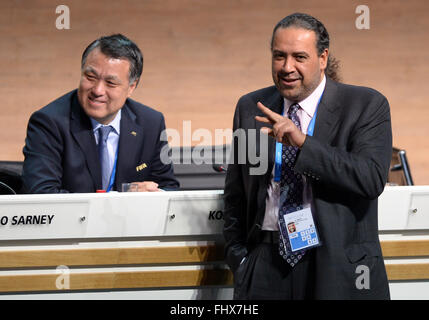 Zürich, Schweiz. 26. Februar 2016. FIFA Executive Committee Mitglieder Kohzo Tashima (L) und Scheich Ahmad al Fahad al Sabah teilen Sie ein Lächeln während der außerordentlichen FIFA-Kongress mit der Präsidentschaftswahlen im Hallenstadion in Zürich, Schweiz, 26. Februar 2016. Foto: Patrick Seeger/Dpa/Alamy Live News Stockfoto