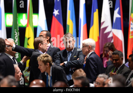 Zürich, Schweiz. 26. Februar 2016. Wolfgang Niersbach (C), ehemaliger Präsident des deutschen Fußball-Bund DFB, Reinhard Rauball (C, R) und Rainer Koch (K, L), beide amtierenden DFB-Präsidenten besuchen die außergewöhnliche FIFA-Kongress 2016 im Hallenstadion in Zürich, Schweiz, 26. Februar 2016. Außergewöhnliche FIFA-Kongress findet statt, um die Vorschläge zur Änderung der FIFA-Statuten abstimmen und wählen die neue FIFA-Präsident. Foto: Patrick Seeger/Dpa/Alamy Live News Stockfoto