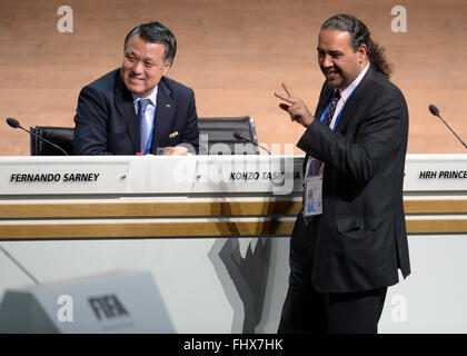 Zürich, Schweiz. 26. Februar 2016. FIFA Executive Committee Mitglieder Kohzo Tashima (L) und Scheich Ahmad al Fahad al Sabah teilen Sie ein Lächeln während der außerordentlichen FIFA-Kongress mit der Präsidentschaftswahlen im Hallenstadion in Zürich, Schweiz, 26. Februar 2016. Foto: Patrick Seeger/Dpa/Alamy Live News Stockfoto