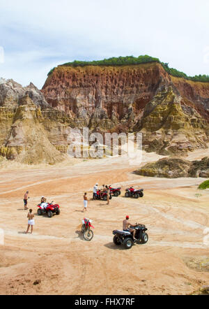 ATV fahren in den Klippen von Praia Do Gunga in Barra de Sao Miguel Stockfoto