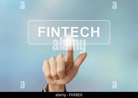 Unternehmen der Hand schieben Fintech oder Finanztechnologie Taste auf unscharfen Hintergrund Stockfoto