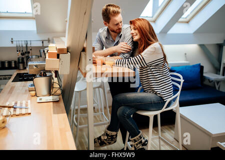 Paar in der Liebe sprechen, Lächeln zu Hause während wirklich glücklich zu sein Stockfoto