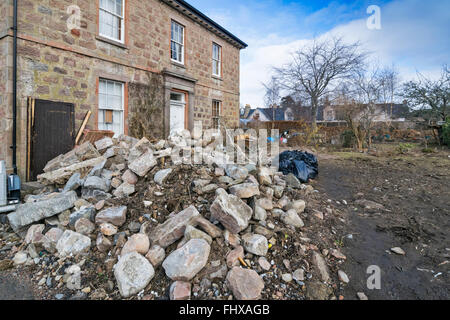 BALLATER ABERDEENSHIRE RIVER DEE HOCHWASSER SCHADEN SCHUTT UND FELSEN IN EINEM BESCHÄDIGTEN GARTEN Stockfoto