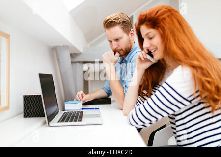 Frau Gesprächspartner vom Büro mit Kollegen, die neben ihr saß Stockfoto