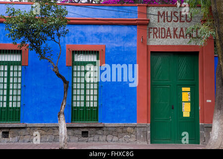 Mexiko, Mexiko-Stadt, Museo Frida Kahlo, Fassade mit Eingang zum museum Stockfoto