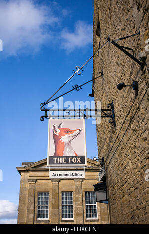 Das Fox Hotel Schild. Chipping Norton. Oxfordshire, England Stockfoto