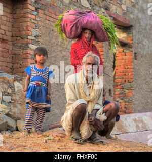 Indische Familie im ländlichen Rajasthan, Indien Stockfoto