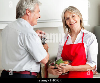 Gerne älteres Paar, gemeinsames Kochen in der Küche Stockfoto