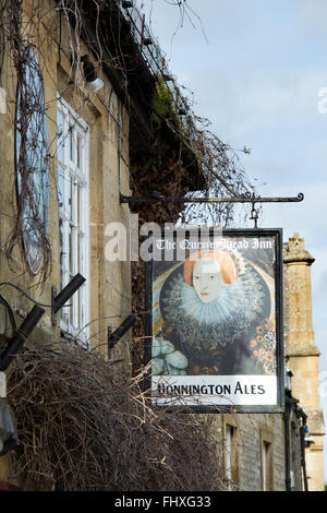 Die Queens Pub Schild, Stow den Kopf auf die würde, Gloucestershire, Cotswolds, England Stockfoto