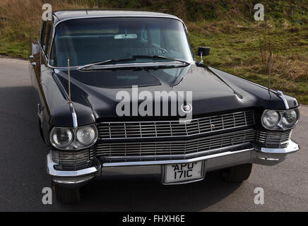Mettmann, Deutschland. 26. Februar 2016. Die ehemaligen staatlichen Limousine des Schahs von Persien (1919-1980) beim Oldtimer-Händler Michael Froehlich in Mettmann, Deutschland, 26. Februar 2016. Der Cadillac von 1965 wurde speziell für den Schah Mohamed Reza Phlavi. Bis zu neun Personen könnten in das 6,5 Meter lange Fahrzeug passen. Im Jahr 2002 wurde der Wagen mittels einer Auktion in Genf in der Schweiz verkauft. Es kann nun von Michael Froehlich für 200.000 Euro gekauft werden. Foto: Horst Ossinger, Dpa/Alamy Live-Nachrichten Stockfoto