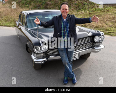 Mettmann, Deutschland. 26. Februar 2016. Oldtimer-Händler Michael Froehlich posiert mit der ehemaligen staatlichen Limousine des Schahs von Persien (1919-1980) in Mettmann, Deutschland, 26. Februar 2016. Der Cadillac von 1965 wurde speziell für den Schah Mohamed Reza Phlavi. Bis zu neun Personen könnten in das 6,5 Meter lange Fahrzeug passen. Im Jahr 2002 wurde der Wagen mittels einer Auktion in Genf in der Schweiz verkauft. Es kann nun von Michael Froehlich für 200.000 Euro gekauft werden. Foto: Horst Ossinger, Dpa/Alamy Live-Nachrichten Stockfoto