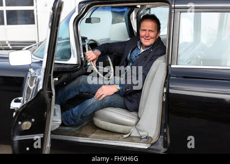 Mettmann, Deutschland. 26. Februar 2016. Oldtimer-Händler Michael Froehlich posiert mit der ehemaligen staatlichen Limousine des Schahs von Persien (1919-1980) in Mettmann, Deutschland, 26. Februar 2016. Der Cadillac von 1965 wurde speziell für den Schah Mohamed Reza Phlavi. Bis zu neun Personen könnten in das 6,5 Meter lange Fahrzeug passen. Im Jahr 2002 wurde der Wagen mittels einer Auktion in Genf in der Schweiz verkauft. Es kann nun von Michael Froehlich für 200.000 Euro gekauft werden. Foto: Horst Ossinger, Dpa/Alamy Live-Nachrichten Stockfoto