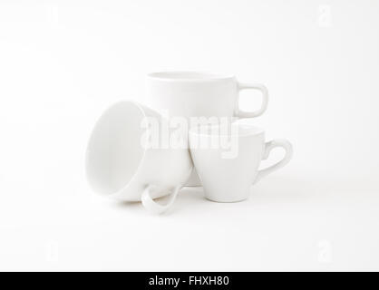 drei Kaffeetassen auf weißem Hintergrund Stockfoto