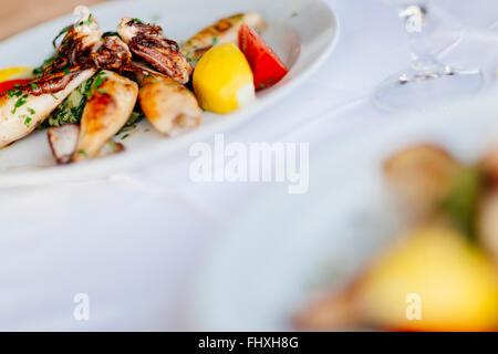 Gegrillter Tintenfisch auf Teller serviert Stockfoto