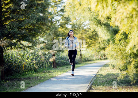 Fit schöne Frau im Park Joggen und gesund zu bleiben Stockfoto