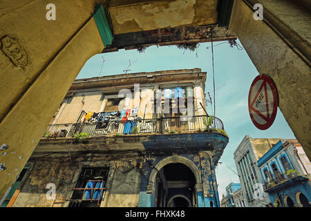 Colonial-Stil Gebäudefassaden und Balkone in Alt-Havanna, Kuba Stockfoto