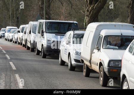 Weiße Auftragnehmer vans geparkt außerhalb einer Baustelle unterwegs in Chipping Norton. Oxfordshire, England Stockfoto