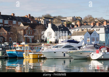 Luxus-Yachten ankern in Weymouth Innenhafen mit Boot Hill im Hintergrund Stockfoto