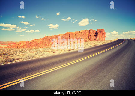 Vintage getönten Wüstenstraße in Nevada, USA. Stockfoto