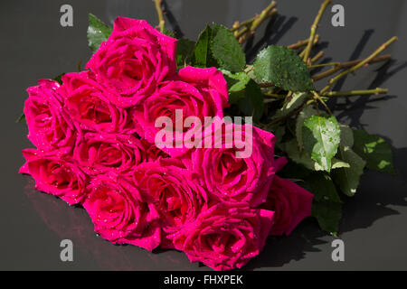 Ein Strauß roter Rosen Stockfoto