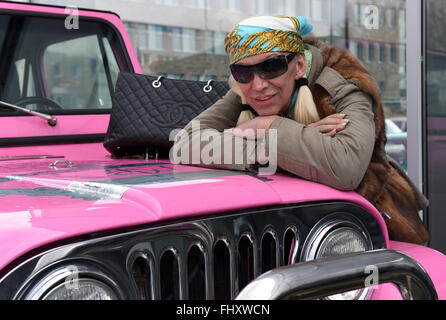 Mettmann, Deutschland. 26. Februar 2016. Transsexuelle Alicia King, bekannt für den deutschen TV-show "Goodbye Deutschland", posiert mit ihrem rosa Jeep im Shop des Oldtimer-Händler Michael Froehlich in Mettmann, Deutschland, 26. Februar 2016. Foto: Horst Ossinger, Dpa/Alamy Live-Nachrichten Stockfoto