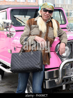 Mettmann, Deutschland. 26. Februar 2016. Transsexuelle Alicia King, bekannt für den deutschen TV-show "Goodbye Deutschland", posiert mit ihrem rosa Jeep im Shop des Oldtimer-Händler Michael Froehlich in Mettmann, Deutschland, 26. Februar 2016. Foto: Horst Ossinger, Dpa/Alamy Live-Nachrichten Stockfoto