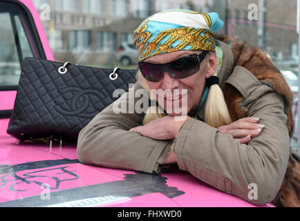 Mettmann, Deutschland. 26. Februar 2016. Transsexuelle Alicia King, bekannt für den deutschen TV-show "Goodbye Deutschland", posiert mit ihrem rosa Jeep im Shop des Oldtimer-Händler Michael Froehlich in Mettmann, Deutschland, 26. Februar 2016. Foto: Horst Ossinger, Dpa/Alamy Live-Nachrichten Stockfoto