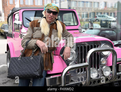 Mettmann, Deutschland. 26. Februar 2016. Transsexuelle Alicia King, bekannt für den deutschen TV-show "Goodbye Deutschland", posiert mit ihrem rosa Jeep im Shop des Oldtimer-Händler Michael Froehlich in Mettmann, Deutschland, 26. Februar 2016. Foto: Horst Ossinger, Dpa/Alamy Live-Nachrichten Stockfoto