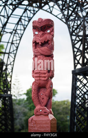 Traditionelle Maori schnitzen Skulptur eines Mannes in Rotorua Park, Nordinsel, Neuseeland Stockfoto