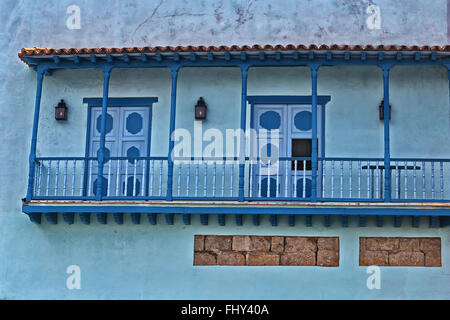 Kolonialstil Gebäude blauen Fassade und Balkon in Alt-Havanna, Kuba Stockfoto