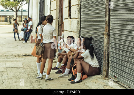 Gruppe von jungen Schulmädchen reden auf der Straße von Alt-Havanna, Kuba. Vintage-Stil Foto. Stockfoto