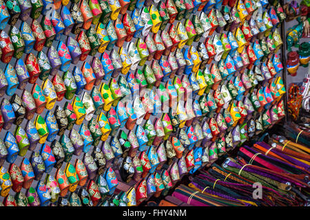 Alte Medina Souk Fez, Handwerker Shop von bunte marokkanische Leder, Fez, Marokko. Stockfoto