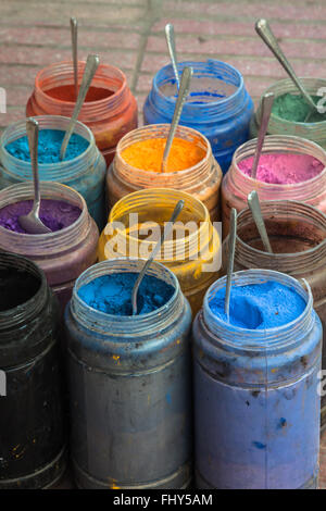 Alte Medina Souk Fez, Handwerker Shop von bunte marokkanische Leder, Fez, Marokko. Stockfoto