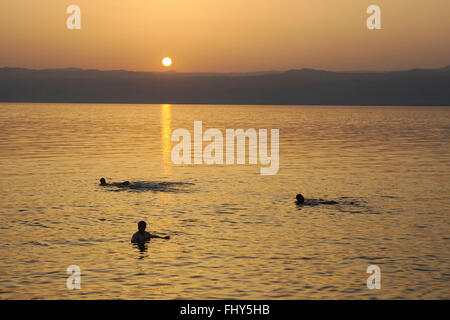 Schwimmen im Toten Meer bei Sonnenuntergang, Jordanien Stockfoto