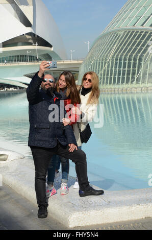 Einnahme von Selfies bei Ciudad de Las Artes y Las Ciencias, Valencia, Spanien Stockfoto