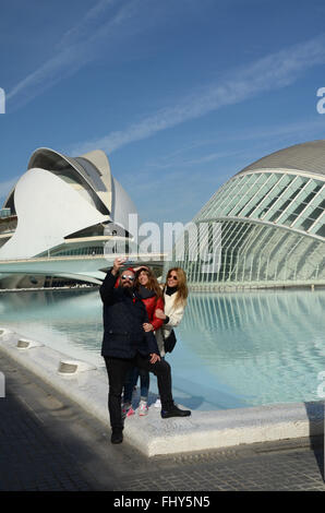 posieren vor Hemisferic und Palau de Les Arts Reina Sofia, Valencia, Spanien Stockfoto