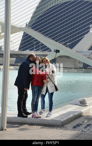 Einnahme von Selfies bei Ciudad de Las Artes y Las Ciencias, Valencia, Spanien Stockfoto