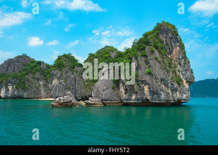 Malerische Aussicht auf Meer und Felsen Inseln, Halong Bucht, Vietnam, Südostasien