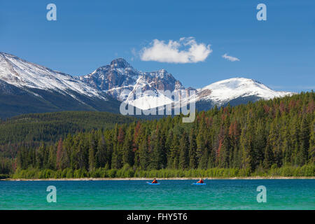 Zwei Kajakfahrer Kajak am Pyramid Lake am Fuße der Pyramide Berg im Jasper Nationalpark, Alberta, Kanada Stockfoto