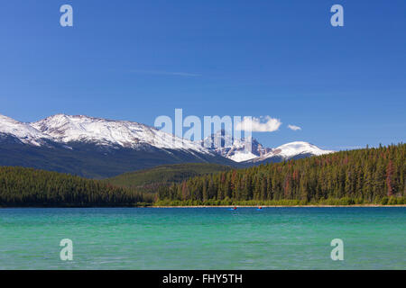 Zwei Kajakfahrer Kajak am Pyramid Lake am Fuße der Pyramide Berg im Jasper Nationalpark, Alberta, Kanada Stockfoto