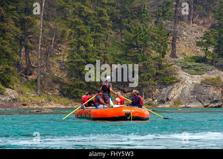 Touristen im Schlauchboot Rafting rafting auf den Bow River in der Nähe von Banff, Alberta, Kanada Stockfoto